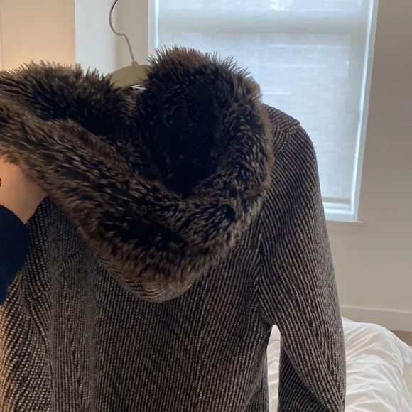 Women’s winter coat with fur hood - Picture 3 of 3